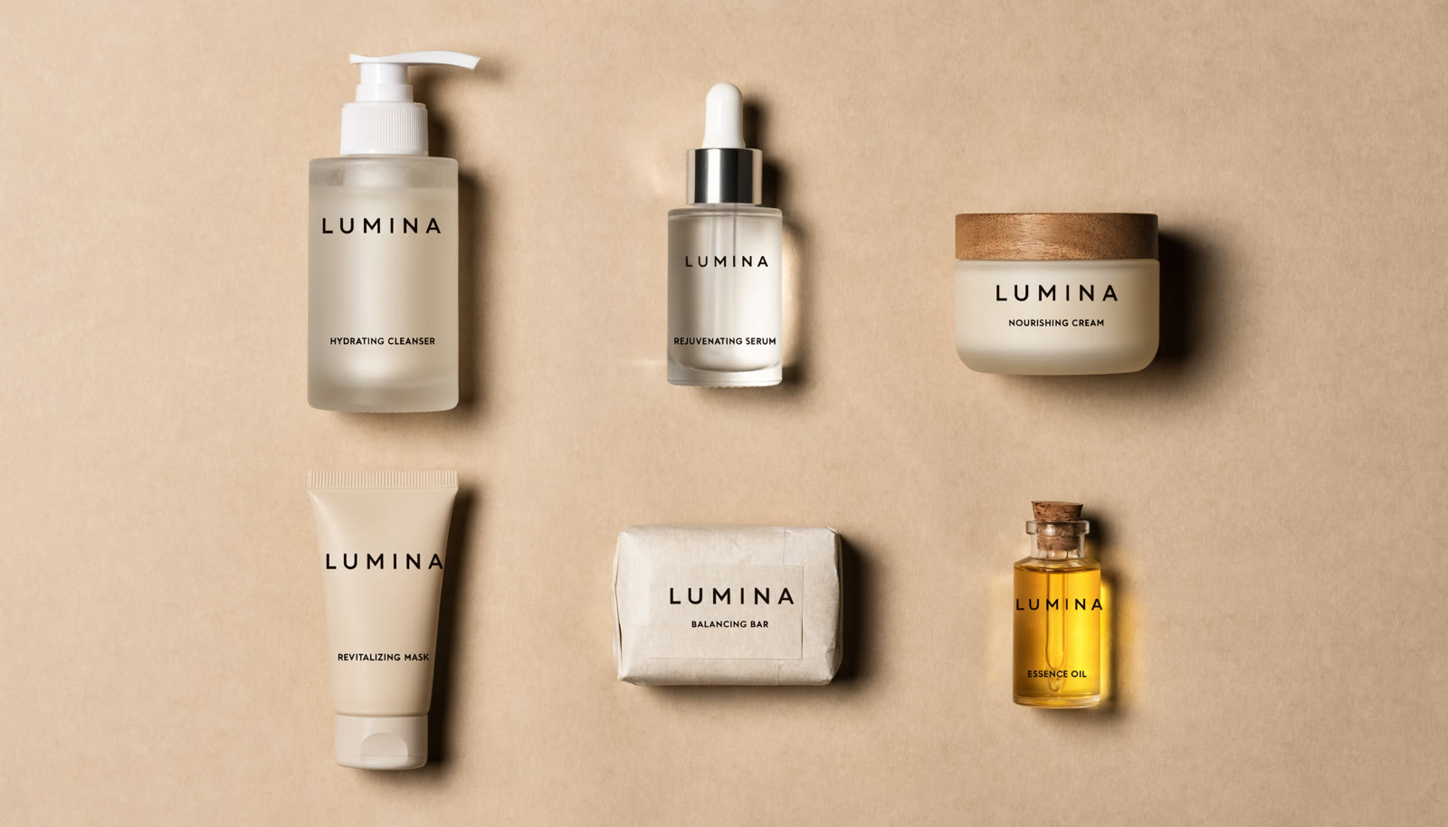 Ejemplo creado con Recraft V4.1 Utility Pro: A flat-lay catalogue spread of six skincare products from one invented range, shot from directly above on a seamless sand-coloured background in a…