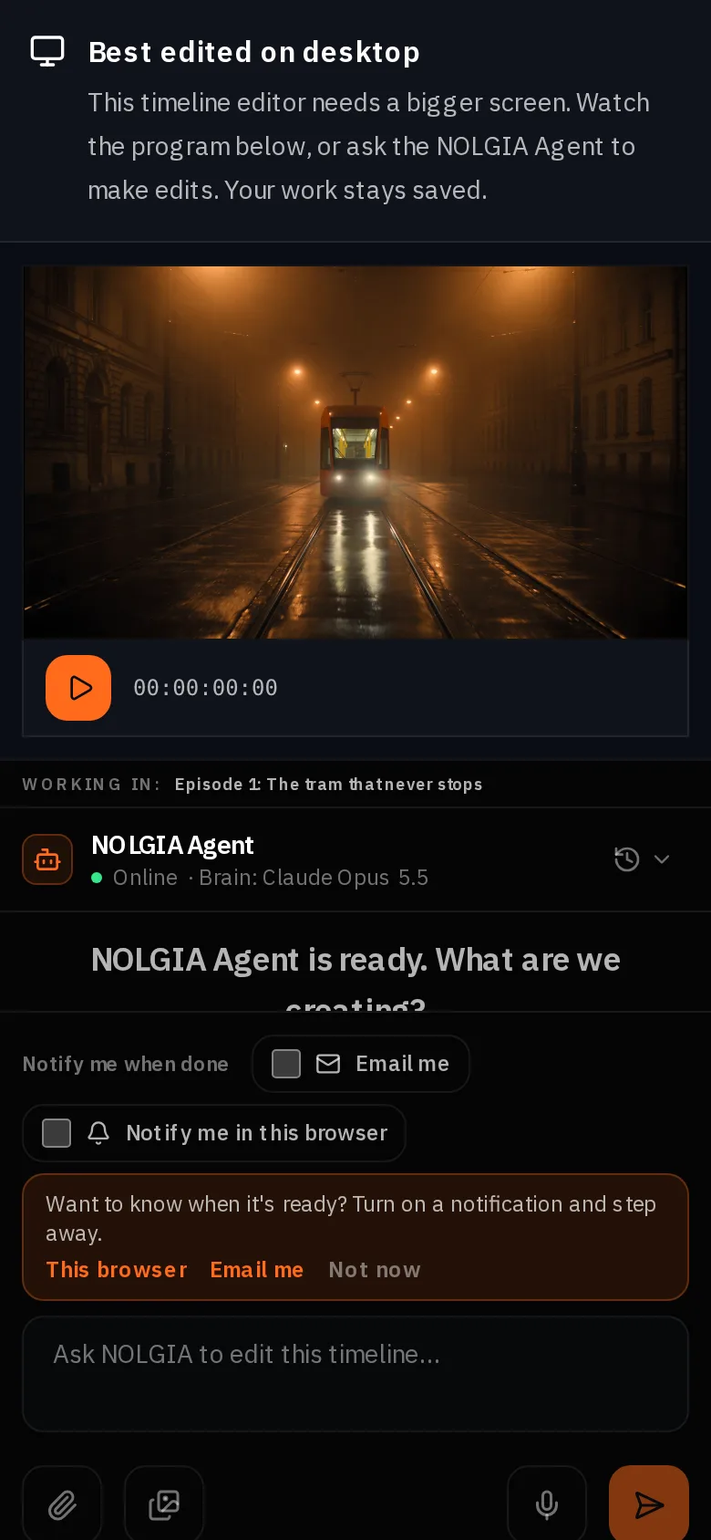 Studio su un telefono: una nota che indica che l'editor della timeline richiede uno schermo più grande, il monitor di programma con il tram nella nebbia e la chat di NOLGIA Agent per le modifiche